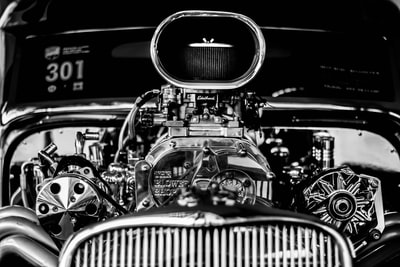 灰度摄影的老式汽车引擎

